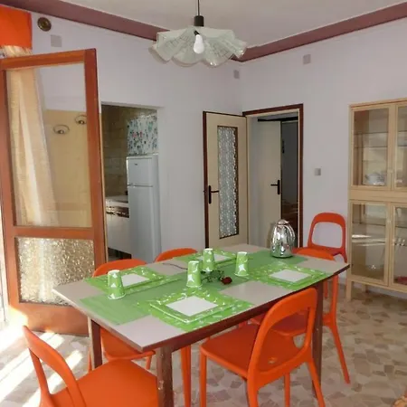 Beautiful Flat 250m From The For 8 Guests بيبيوني